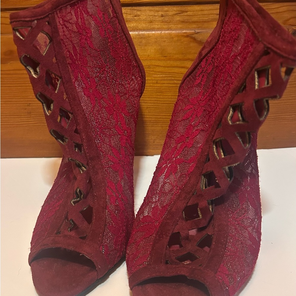 Elegant Red Lace Women's Shoes